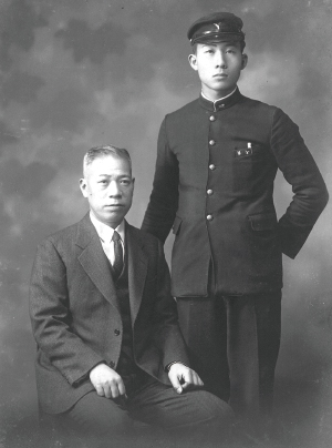 〈昭和14年〉 3代目・精一が高校を卒業したときに2代目・登良吉と写したもの。