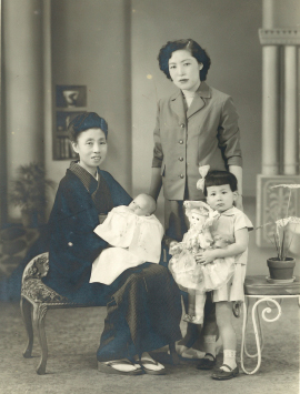 〈昭和31年〉 3代目女将・愛子（中央）が4代目・一雄を出産。2代目女将・花（左）、一雄の姉・良子（右）とともに。