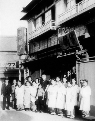 〈昭和初期〉 本店を写した最も古い写真。2代目・荒井登良吉（中央）が電気コンロを導入した頃。